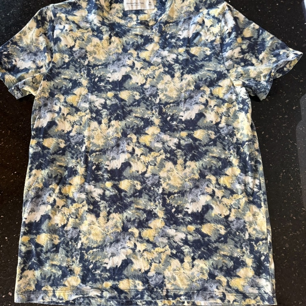 Abercrombie & Fitch size med men’s shirt